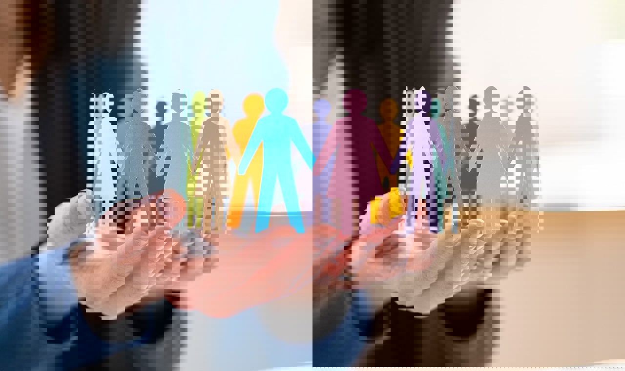 Ppieren poppetjes gedragen door twee handen